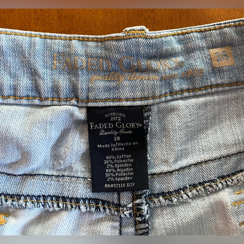 Women’s jean shorts - Picture 3 of 6
